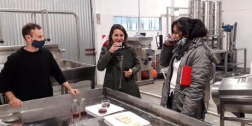 Trabajo conjunto para el agregado de valor en origen a la producción de frutas