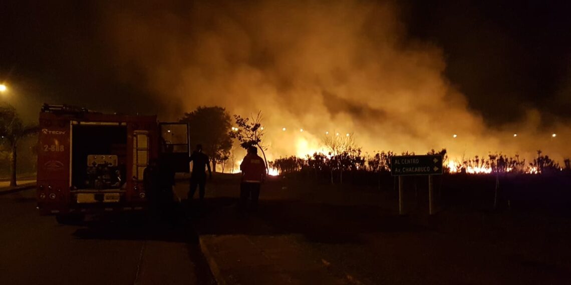 Incendio afectó unas 20 hectáreas en el Acceso Oeste