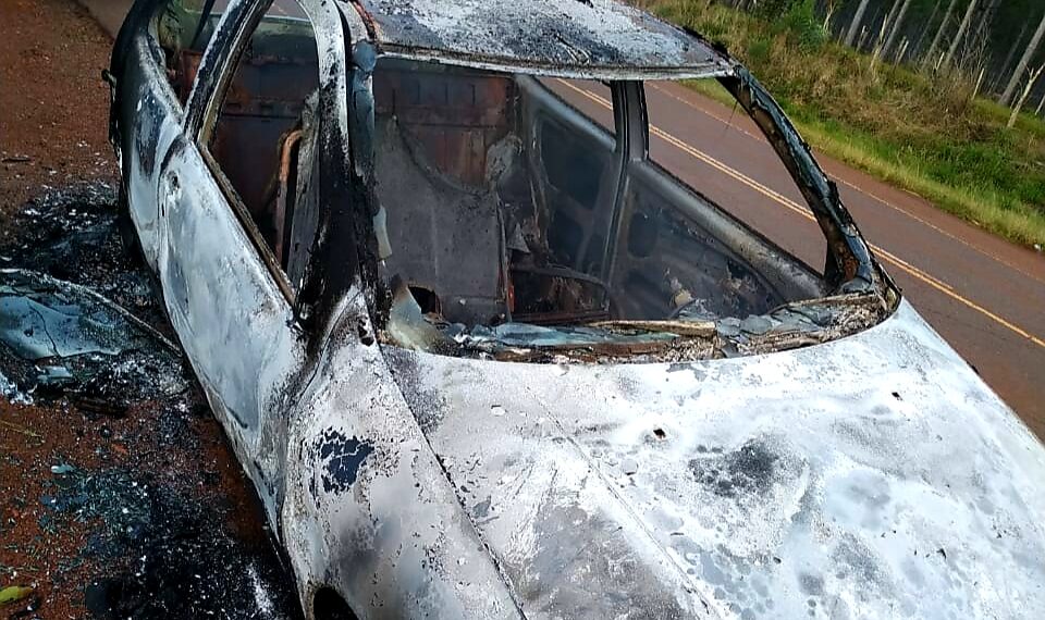 Investigan el hallazgo de un auto incendiado sobre la Ruta 4