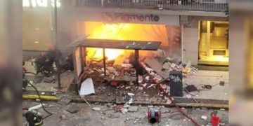 Explosión e incendio en una perfumería dejó al menos 2 bomberos muertos y 6 heridos