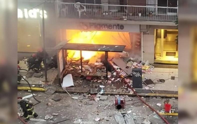 Explosión e incendio en una perfumería dejó al menos 2 bomberos muertos y 6 heridos