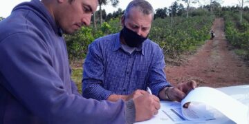 Firmaron convenios de asistencia financiera para emprendimientos frutihortícolas en zonas tabacaleras