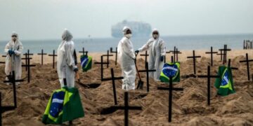 Brasil: cavan fosas comunes en la playa de Copacabana en protesta contra Bolsonaro