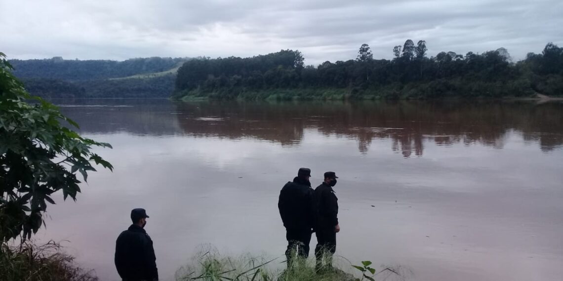 Buscan a un joven desaparecido en aguas del río Uruguay