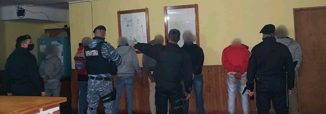 Revoltosos armados atacaron a Policías y fueron detenidos