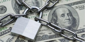 Analizan bloquear la compra de dólares a beneficiarios del IFE