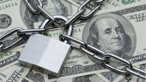 Analizan bloquear la compra de dólares a beneficiarios del IFE