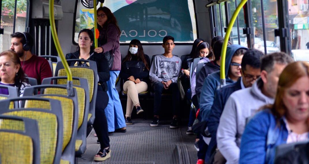 Pasajeros podrán viajar parados en colectivos urbanos
