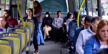 Pasajeros podrán viajar parados en colectivos urbanos