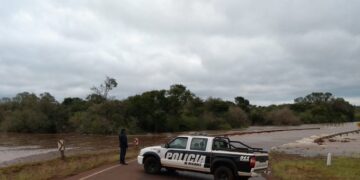 Cortan el tránsito sobre el puente del arroyo Persiguero, por desborde