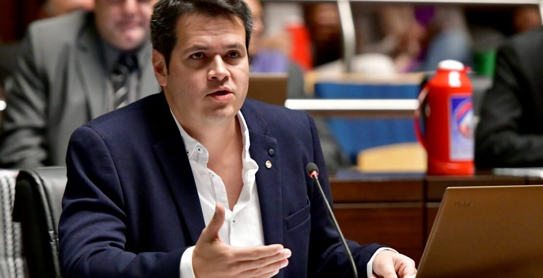 Proponen incentivar el uso de energía solar en edificios públicos y viviendas construidas por el Estado