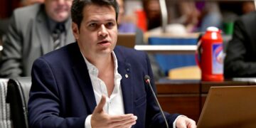 Proponen incentivar el uso de energía solar en edificios públicos y viviendas construidas por el Estado