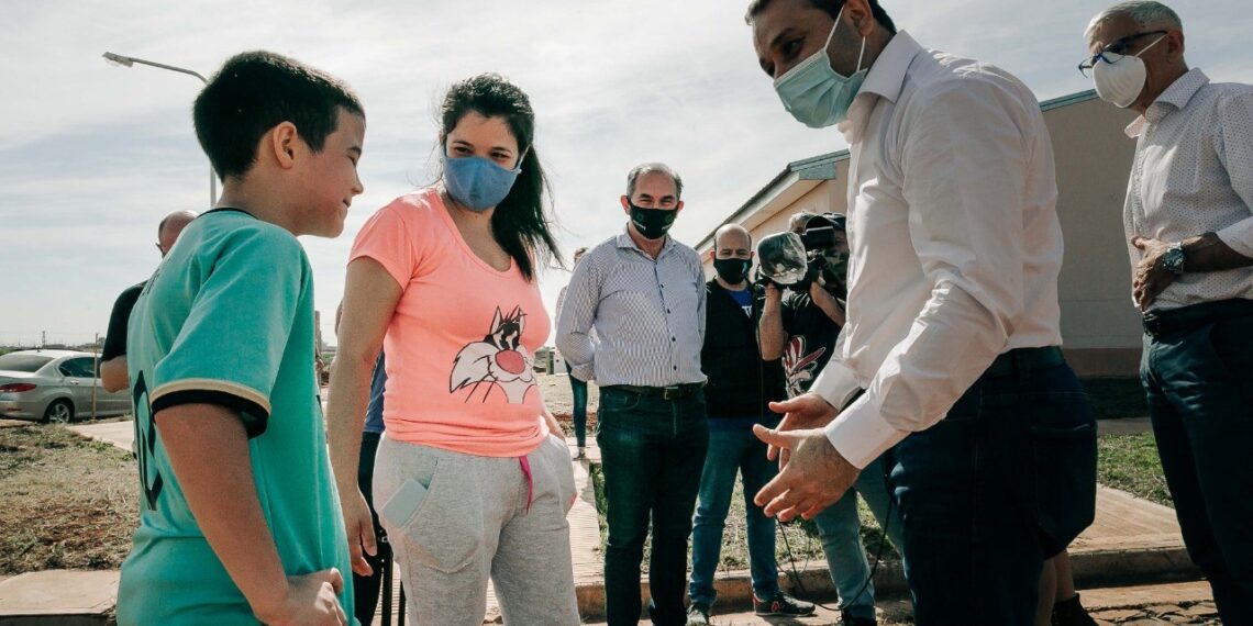 El Gobierno provincial entregó 40 viviendas en Itaembé Guazú