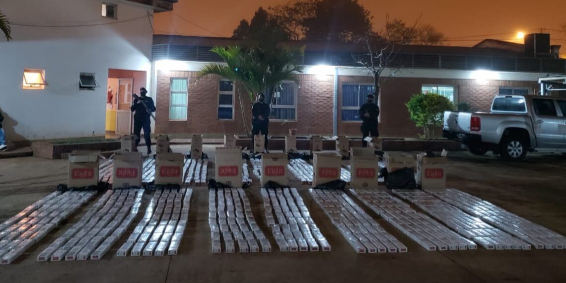 La Policía interceptó dos vehículos y secuestró un cargamento ilegal de cigarrillos