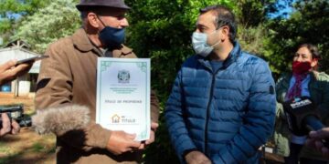 Herrera Ahuad entregó títulos de propiedad y herramientas en Irigoyen y San Pedro