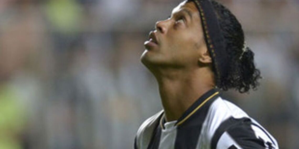 Ronaldinho quedó en libertad y ¿vuelve al fútbol?