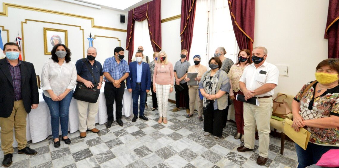 El Gobernador entregó subsidios a bibliotecas populares y asociaciones civiles