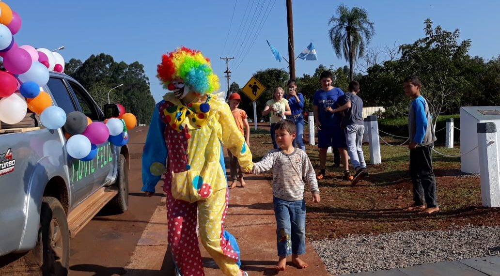 Colonia Aurora sorprende a los niños con el móvil feliz en los barrios y parajes del municipio