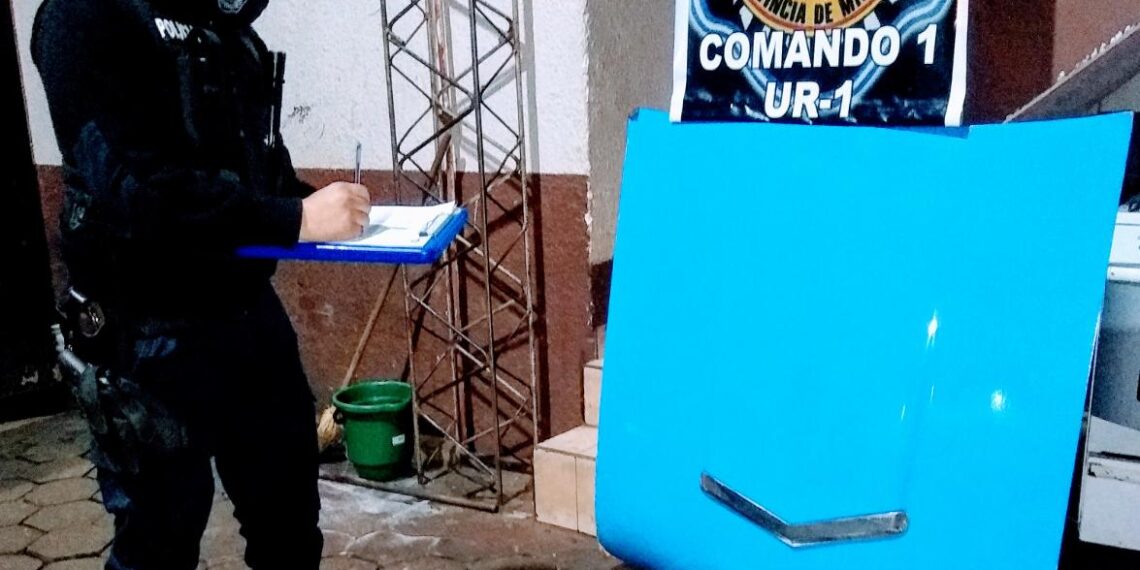Detuvieron a un joven que fue sorprendido desarmando y robando un auto estacionado