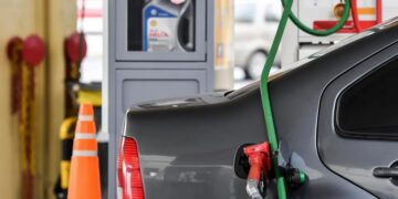 El Gobierno analiza aumentar el precio de las naftas y el gasoil