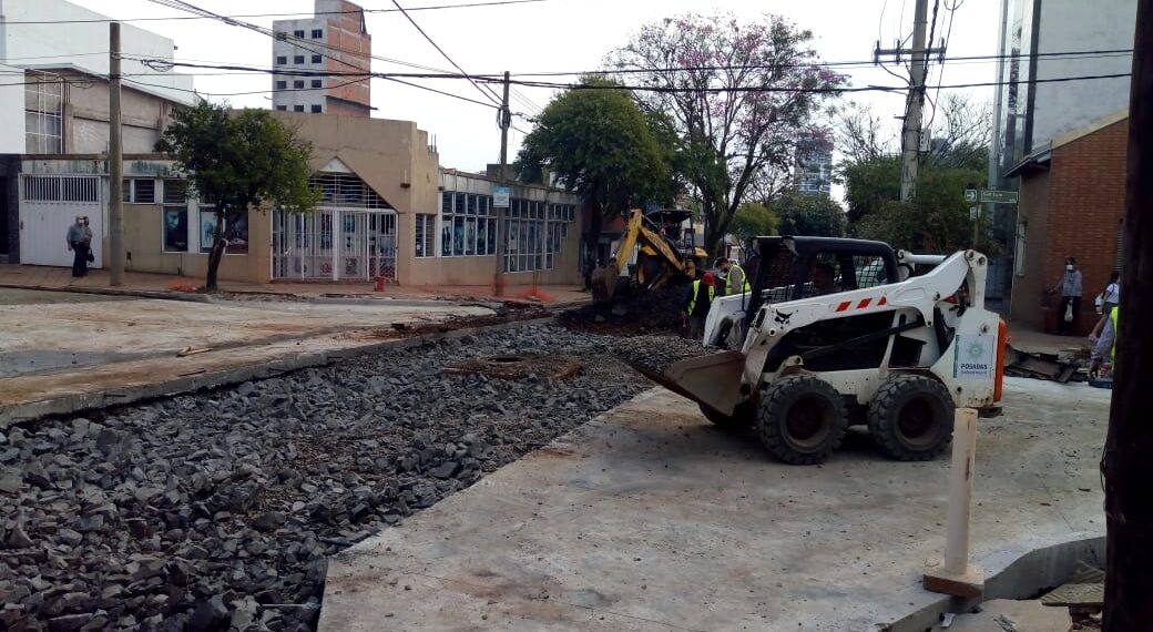 Avanza la obra de saneamiento en calle Sarmiento y San Luis
