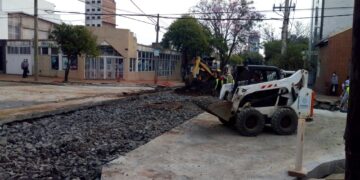 Avanza la obra de saneamiento en calle Sarmiento y San Luis