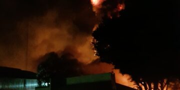 Se incendió una fábrica de pinturas en Garupá
