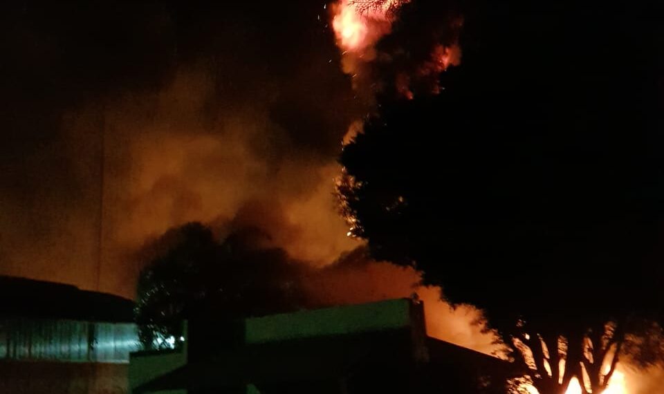 Se incendió una fábrica de pinturas en Garupá
