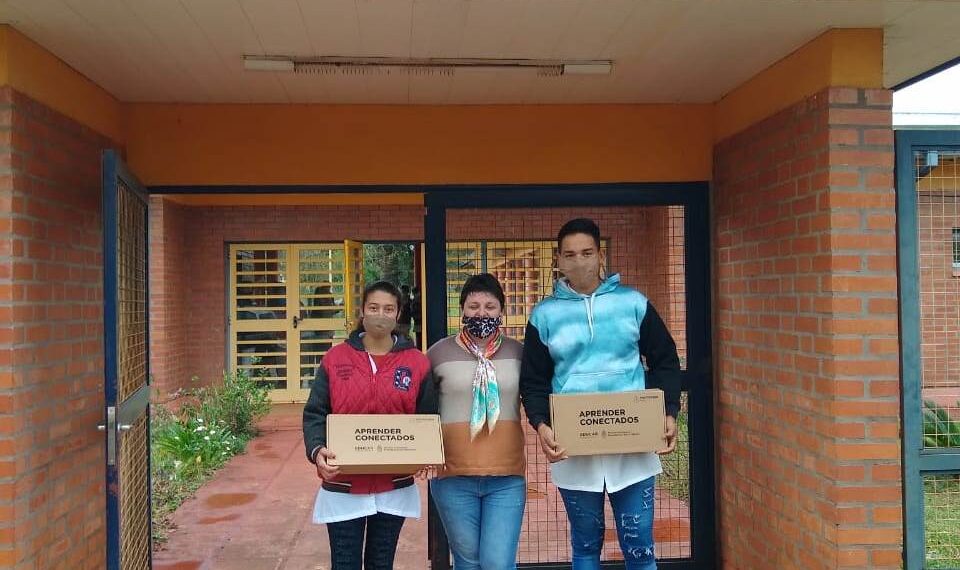 Continúa la entrega de netbooks y tablet a estudientes secundarios