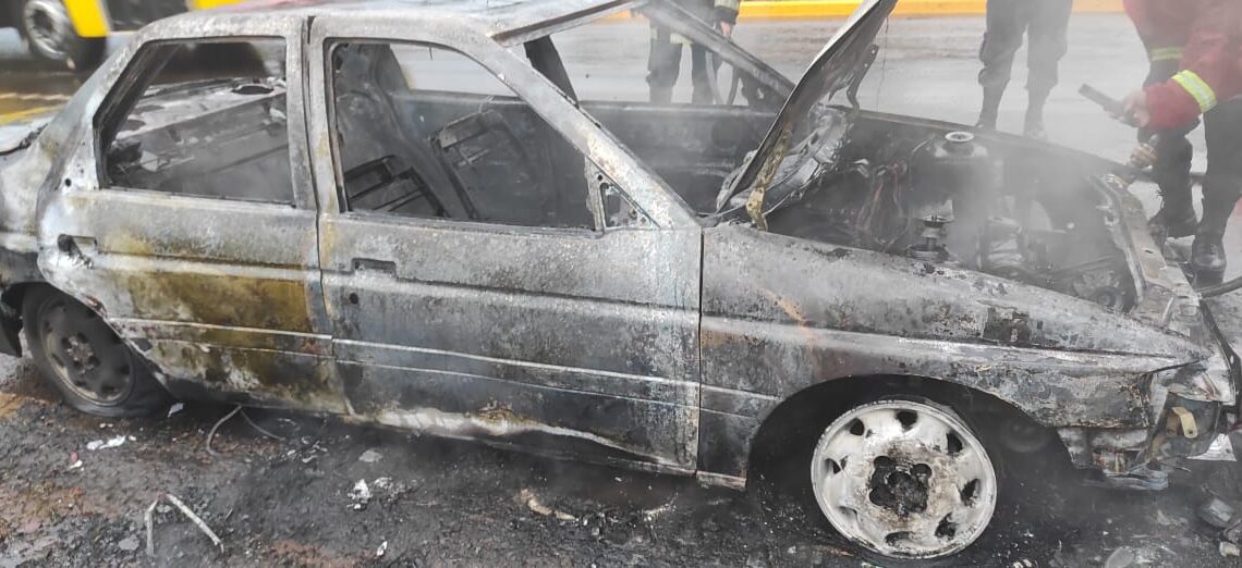Voraz incendio consumió totalmente un coche sobre avenida Quaranta