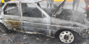 Voraz incendio consumió totalmente un coche sobre avenida Quaranta