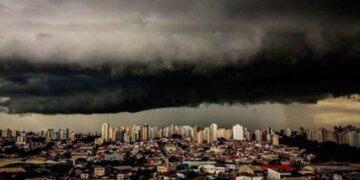 Brasil: lluvia negra por los incendios forestales cerca de la frontera con Misiones