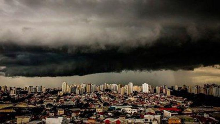 Brasil: lluvia negra por los incendios forestales cerca de la frontera con Misiones