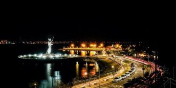 Iluminaron el monumento de Andresito en la costanera
