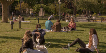 Misiones reglamentó reuniones de hasta 10 personas al aire libre en espacios públicos