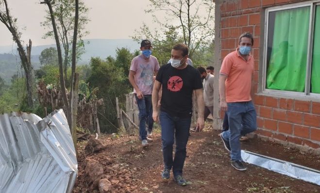 El Gobernador asistió a las familias afectadas por el temporal en Alba Posse