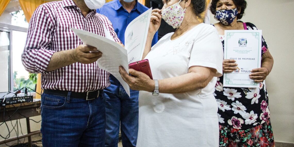 “Estas acciones dignifican a los misioneros” dijo Herrera Ahuad al entregar títulos de propiedad en Oberá