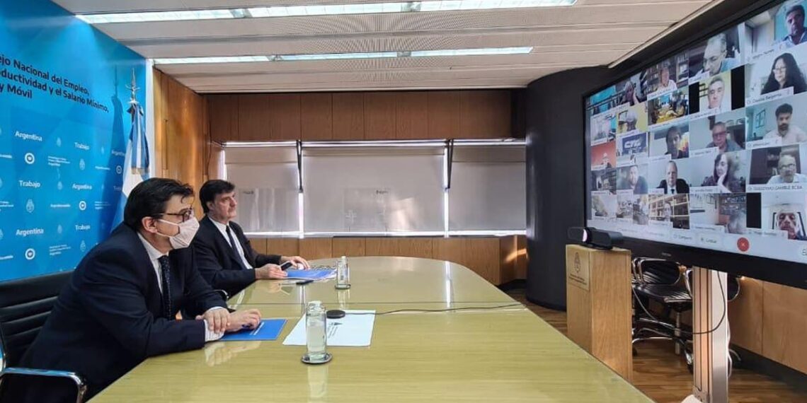 El Gobierno oficializó el aumento del salario mínimo, vital y móvil en tres tramos