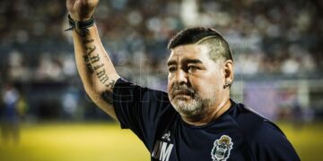 Maradona fue aislado y no dirigirá a Gimnasia en el amistoso con Independiente