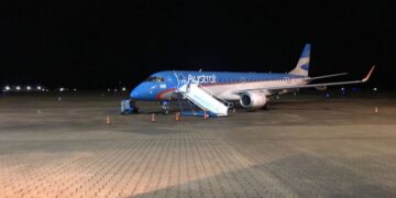 Pasajero que venía en el avión dio positivo y está aislado