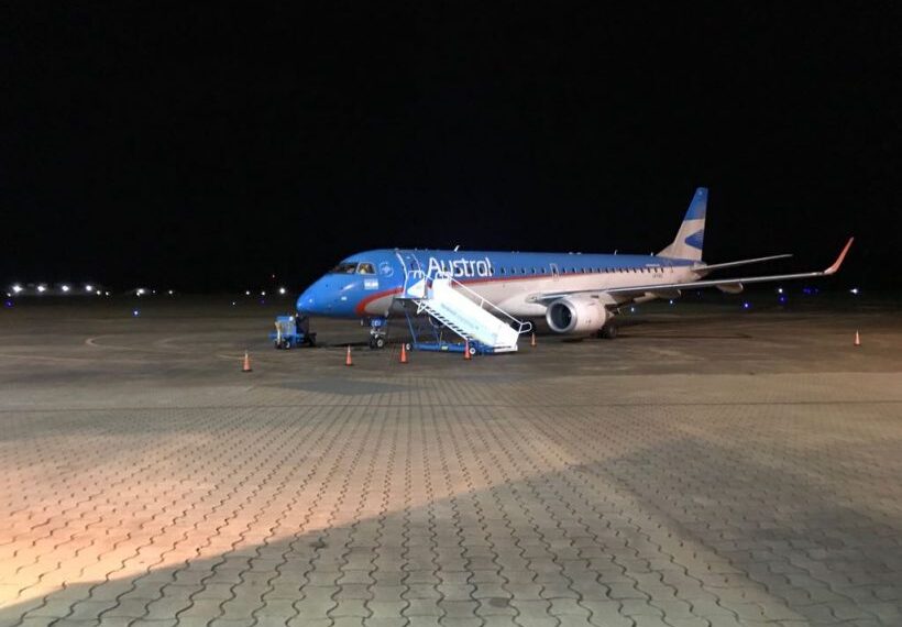 Pasajero que venía en el avión dio positivo y está aislado