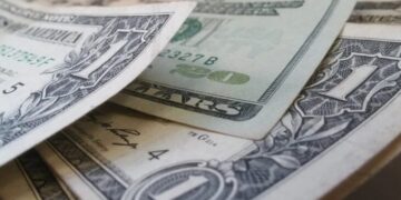 El Gobierno nacional prepara un plan para achicar la brecha cambiaria y fomentar el ahorro en pesos