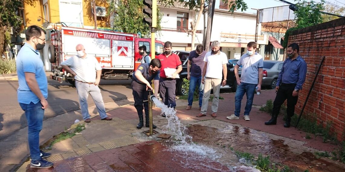 Bomberos de la Policía y el Eprac controlan bocas hidrantes en Posadas
