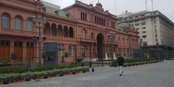 El Gobierno, empresarios y centrales sindicales acordaron avanzar en negociaciones por precios y salarios