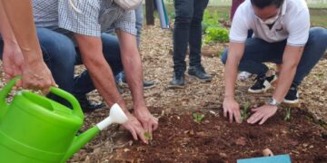 Stelatto visitó la Huerta Terapéutica del Centro Asistencial Manantial