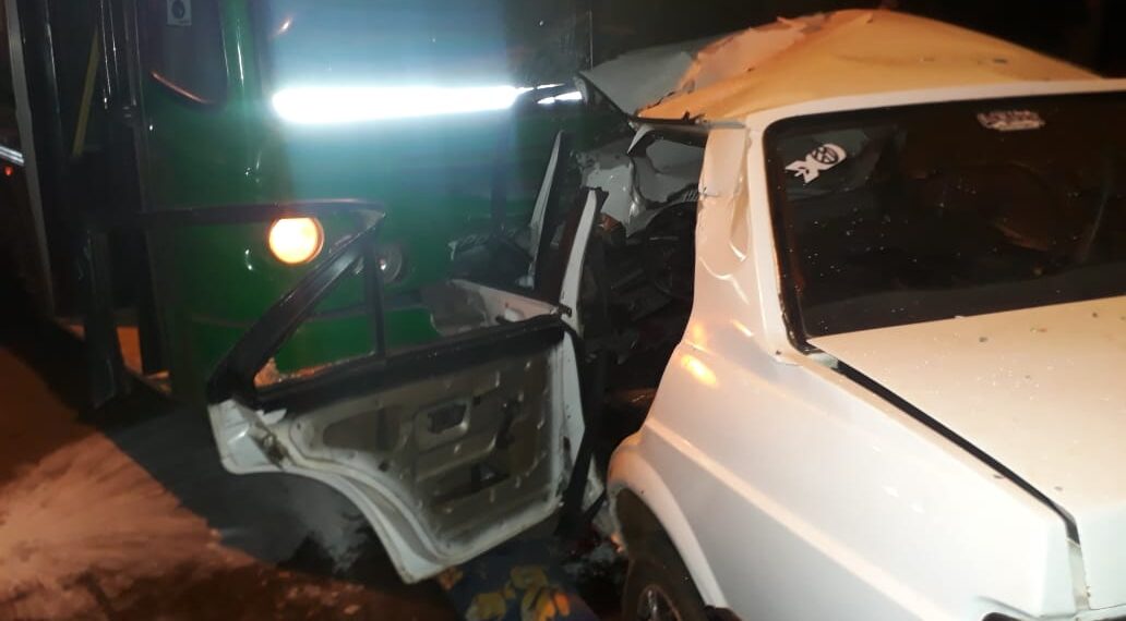 Automovilista se encuentra en grave estado tras chocar con un colectivo