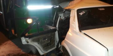 Automovilista se encuentra en grave estado tras chocar con un colectivo