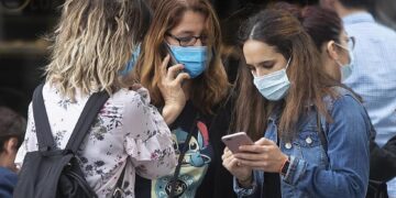 Estudio revela que el coronavirus puede sobrevivir hasta 28 días en celulares o billetes