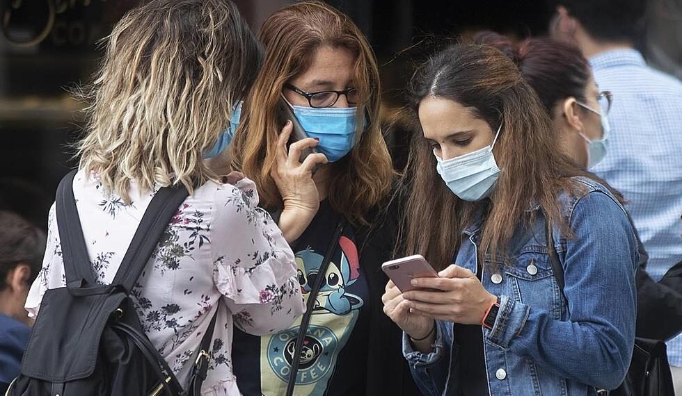 Estudio revela que el coronavirus puede sobrevivir hasta 28 días en celulares o billetes