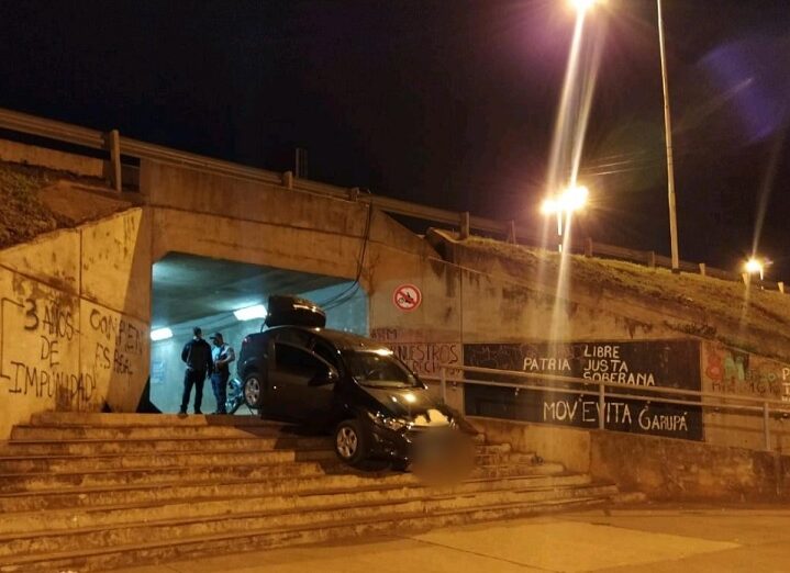 Alcoholizado intentó evadir un control y despistó en un túnel peatonal de Garupá